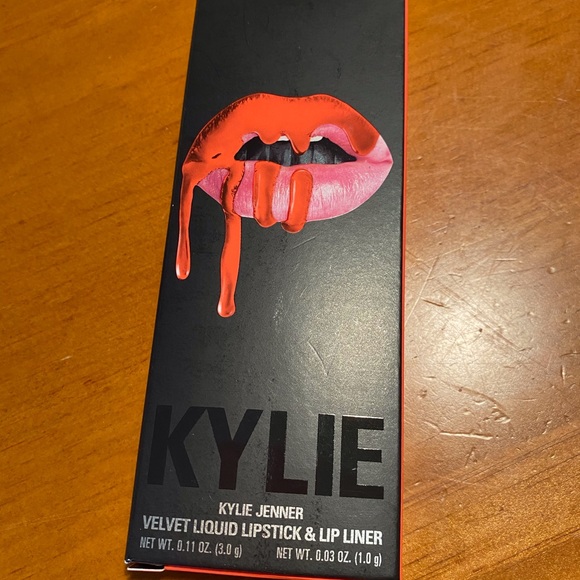 Kylie Jenner Velvet Lip Kit Party Girl - Picture 3 of 16